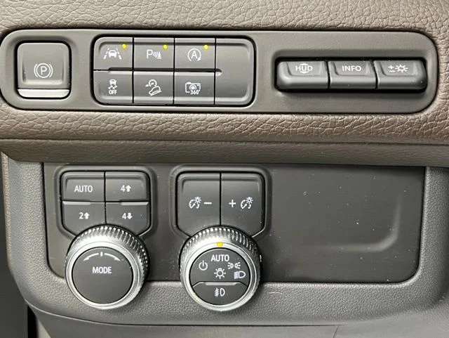 Used 2023 White GMC Denali image 28