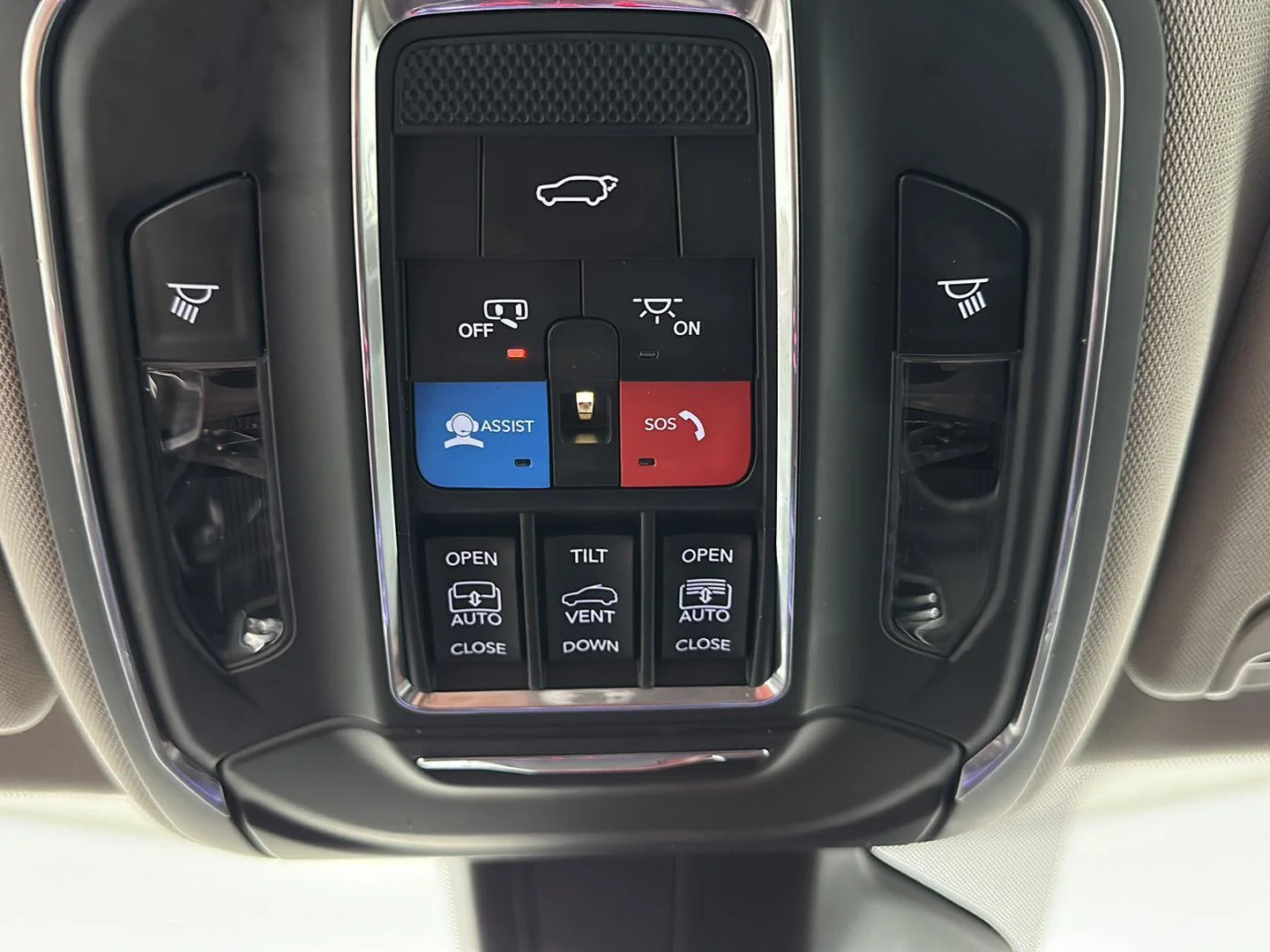 Used 2022 Diamond Black Crystal Pearlcoat Jeep Series II image 40