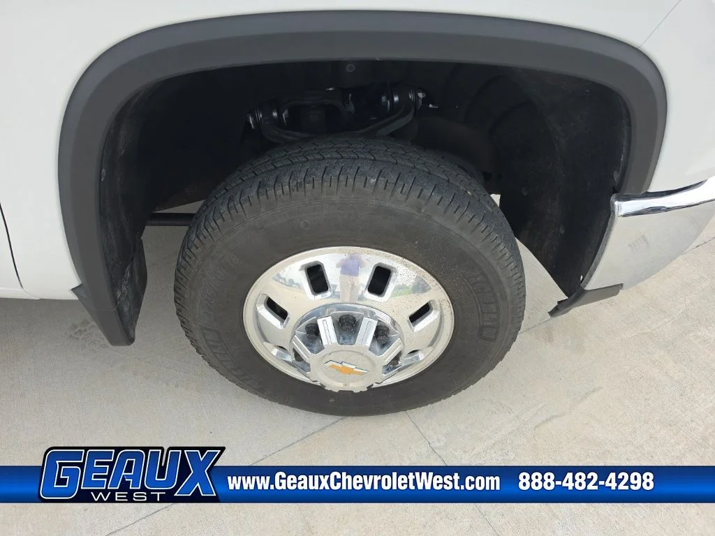Used 2025 White Chevrolet LT image 13