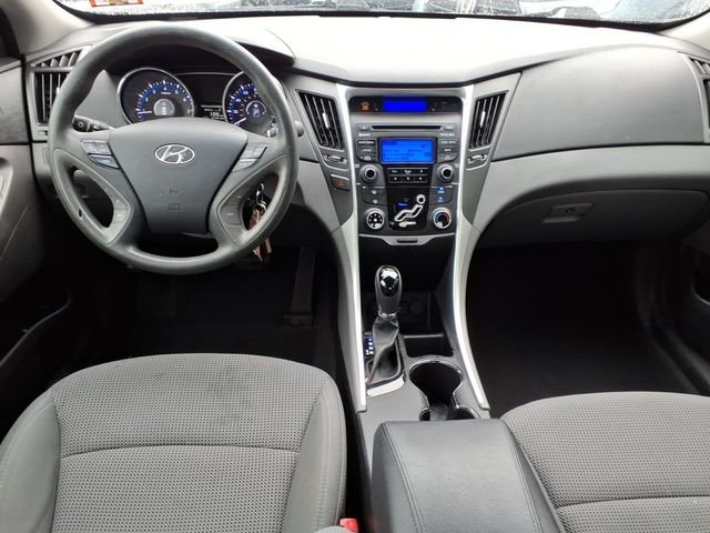 Used 2013 Black Hyundai GLS image 12