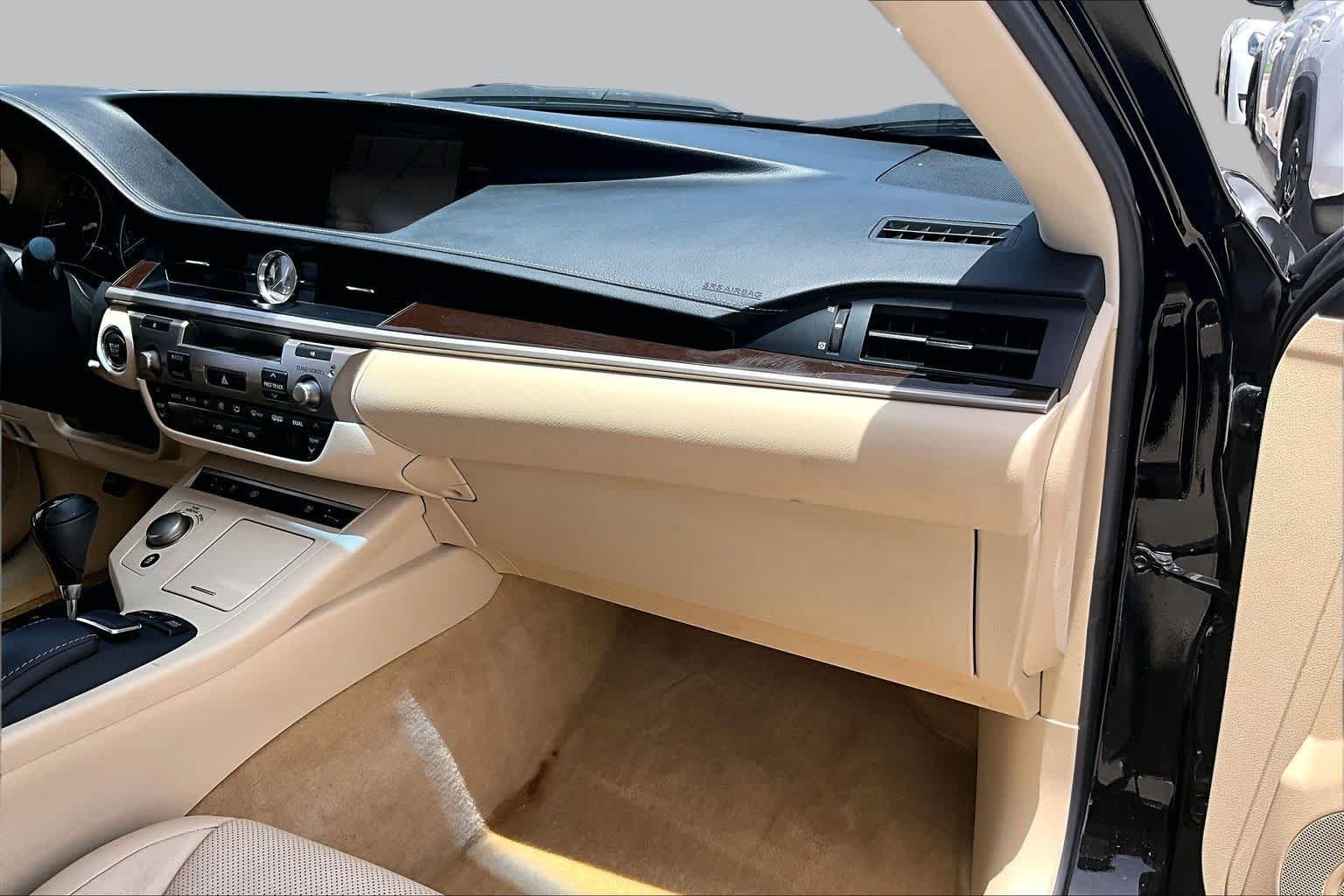 Used 2014 Obsidian Lexus  image 16