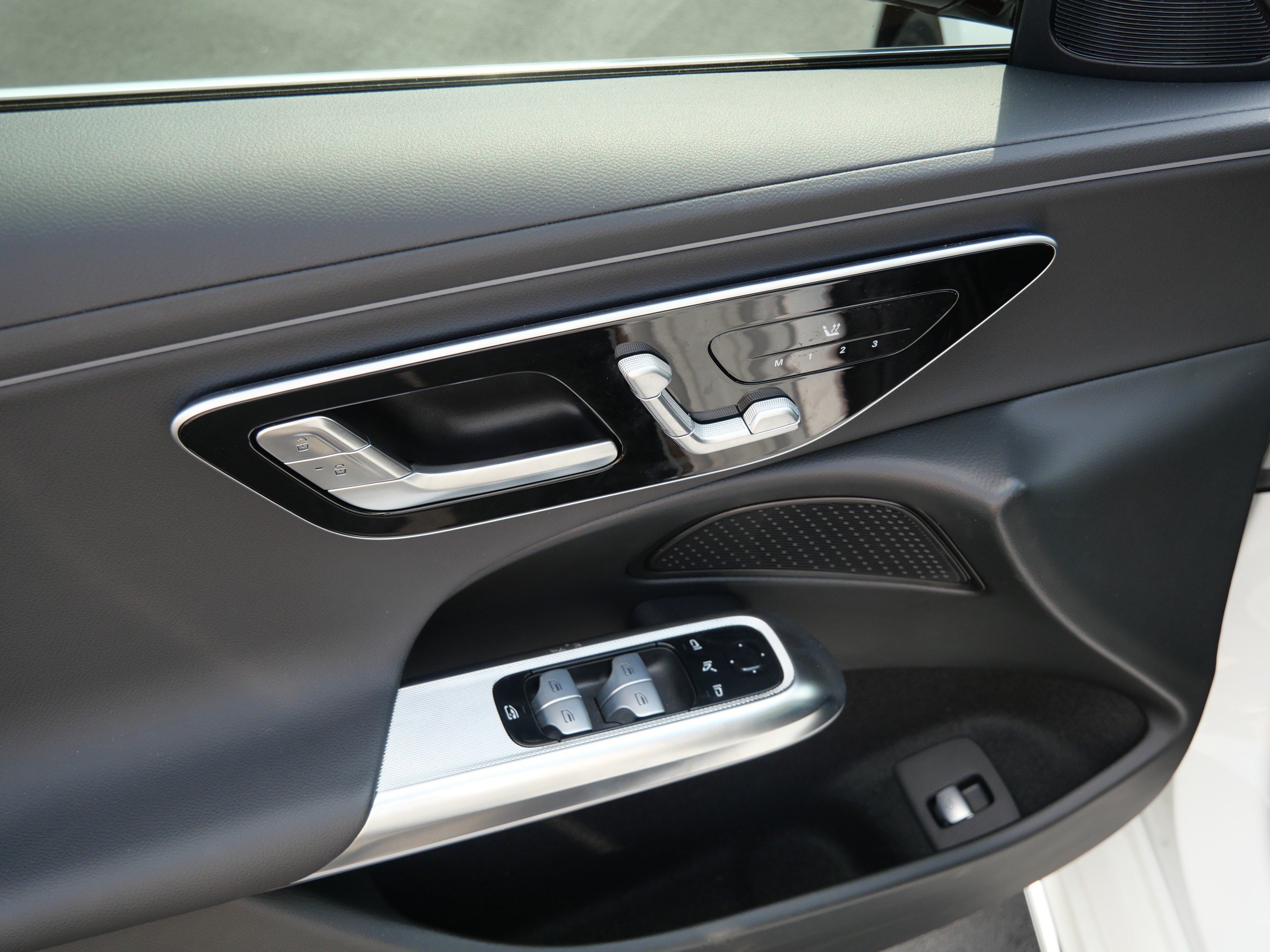 2025 Mercedes-Benz E-Class E350 - Photo 20