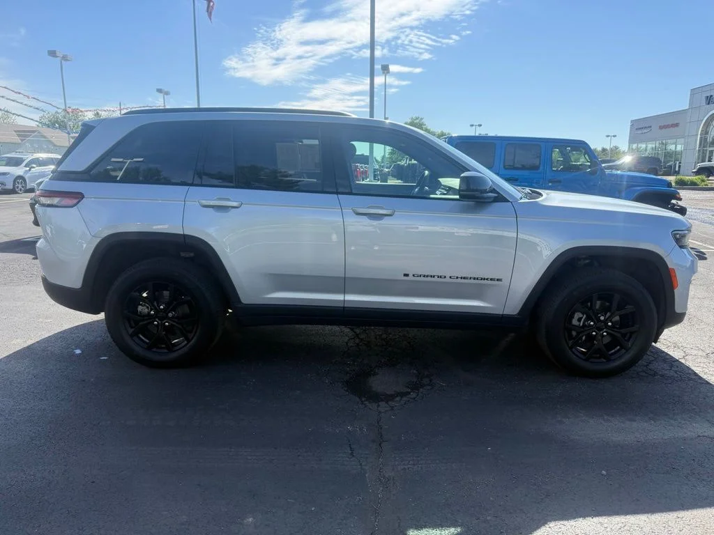 Used 2024 Silver Jeep Altitude X image 8
