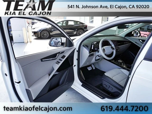 New 2026 White Kia Wave image 42