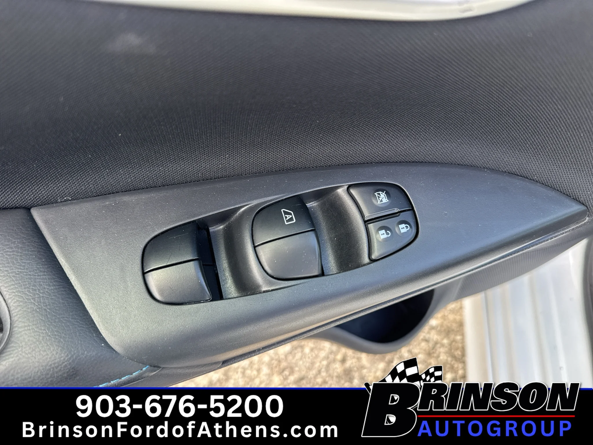 Used 2018 Aspen White Nissan SR image 15