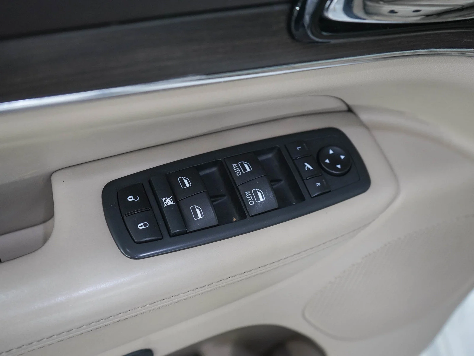 Used 2021 Ivory 3-Coat Jeep Overland image 20