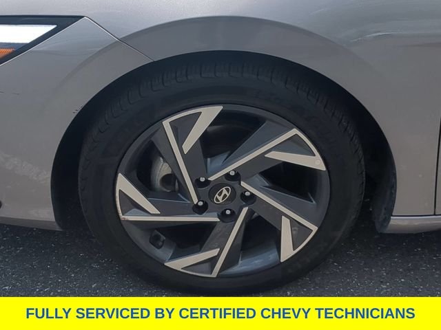 Used 2025 Silver Hyundai SEL Convenience image 18