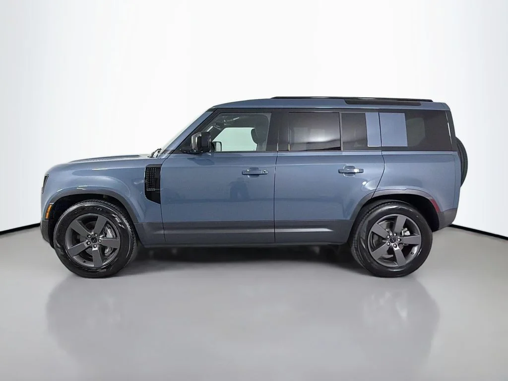 Used 2026 Tasman Blue Metallic Land Rover S image 8