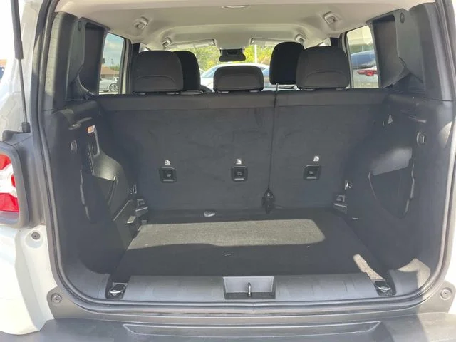 Used 2023 White Jeep Altitude image 8