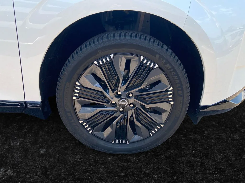 Used 2025 White Nissan Platinum image 21