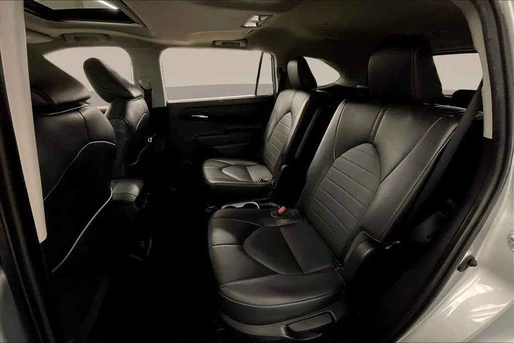 Used 2022 Silver Toyota XLE image 30