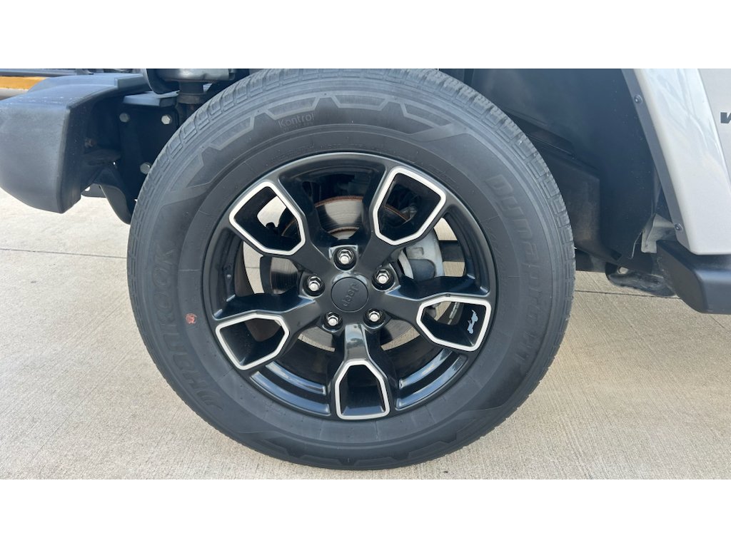 Used 2017 Silver Jeep Unlimited Sahara image 6