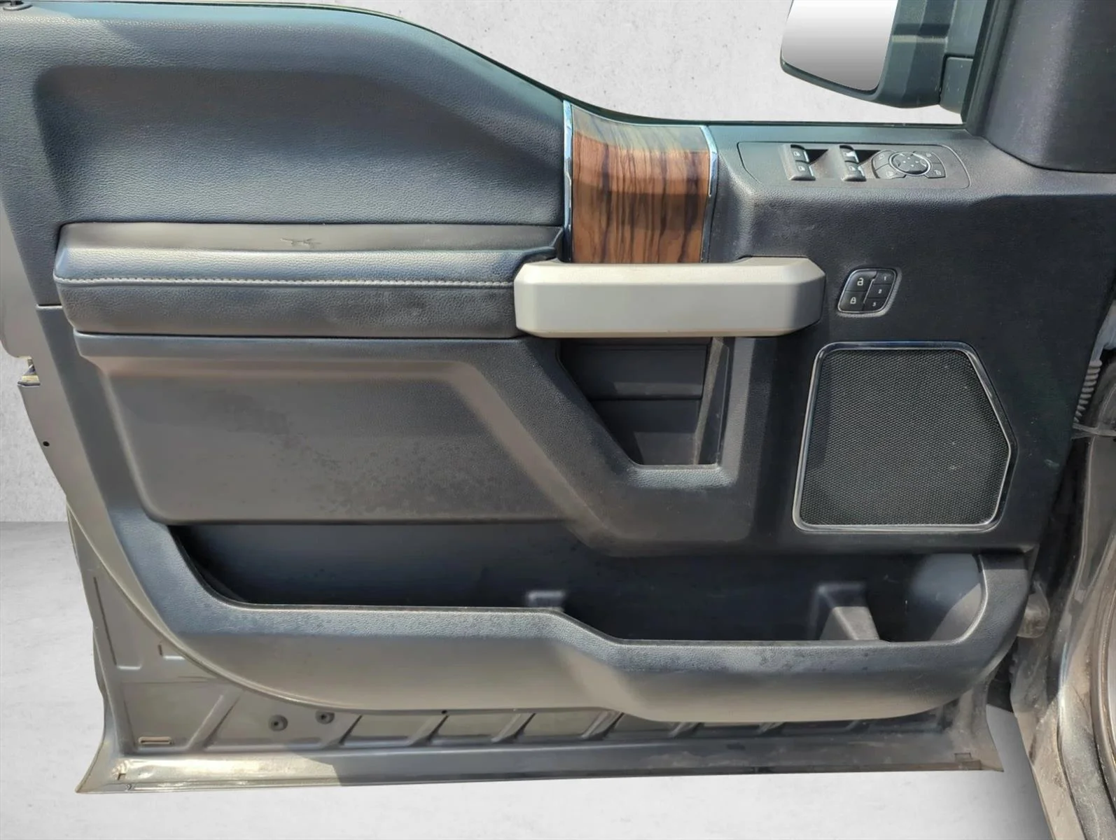 Used 2018 Magnetic Metallic Ford LARIAT image 8