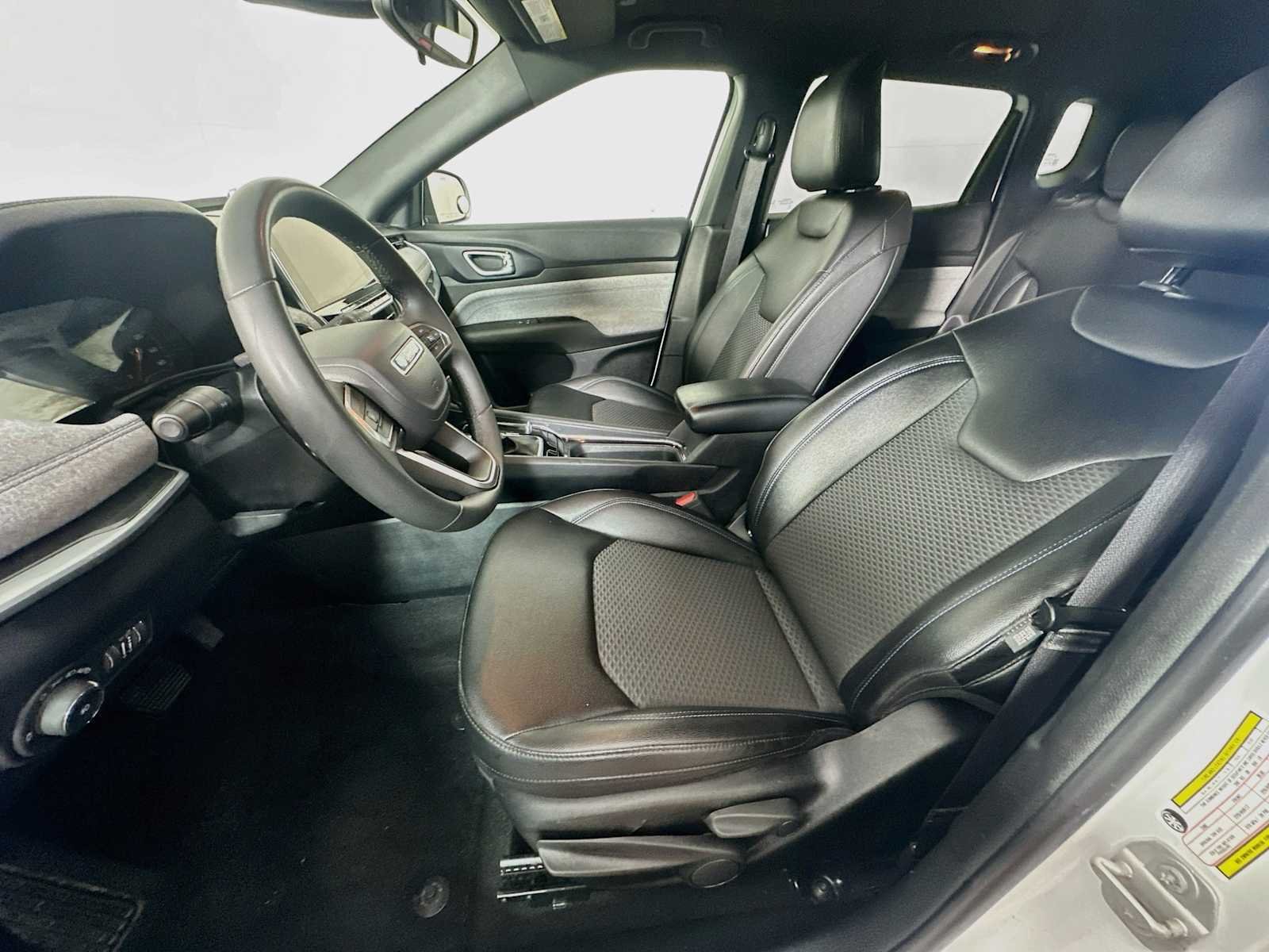 Used 2024 Bright White Clearcoat Jeep Latitude image 18