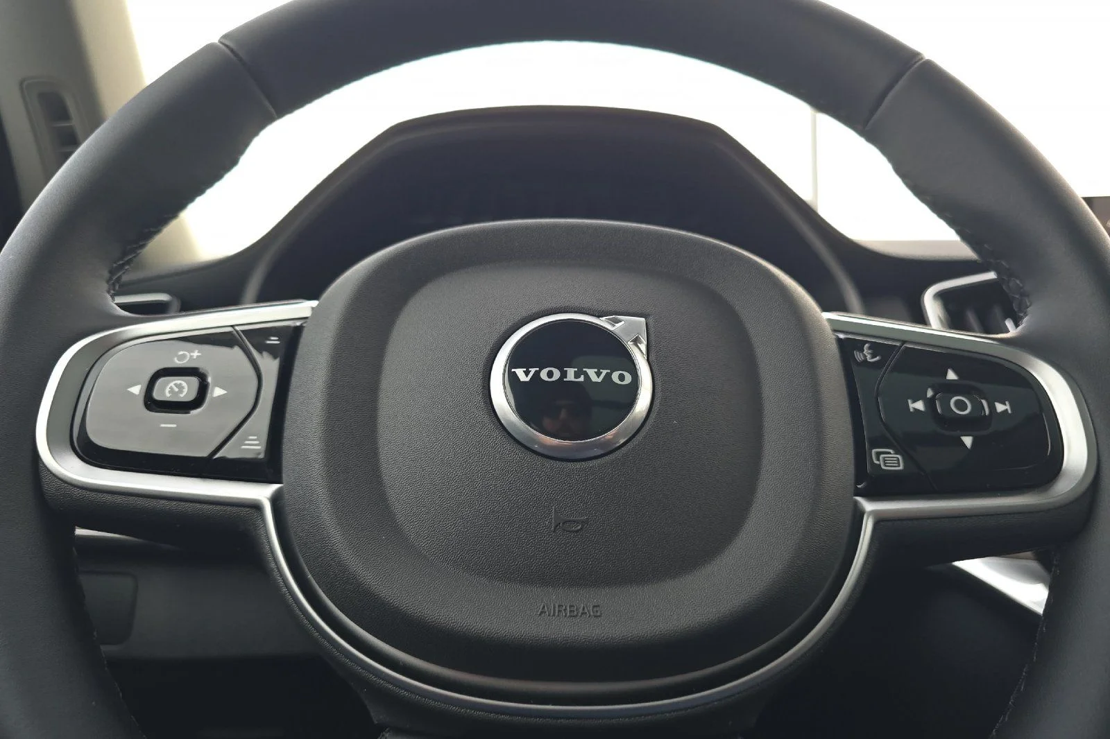 New 2026 Crystal White Volvo Plus image 23