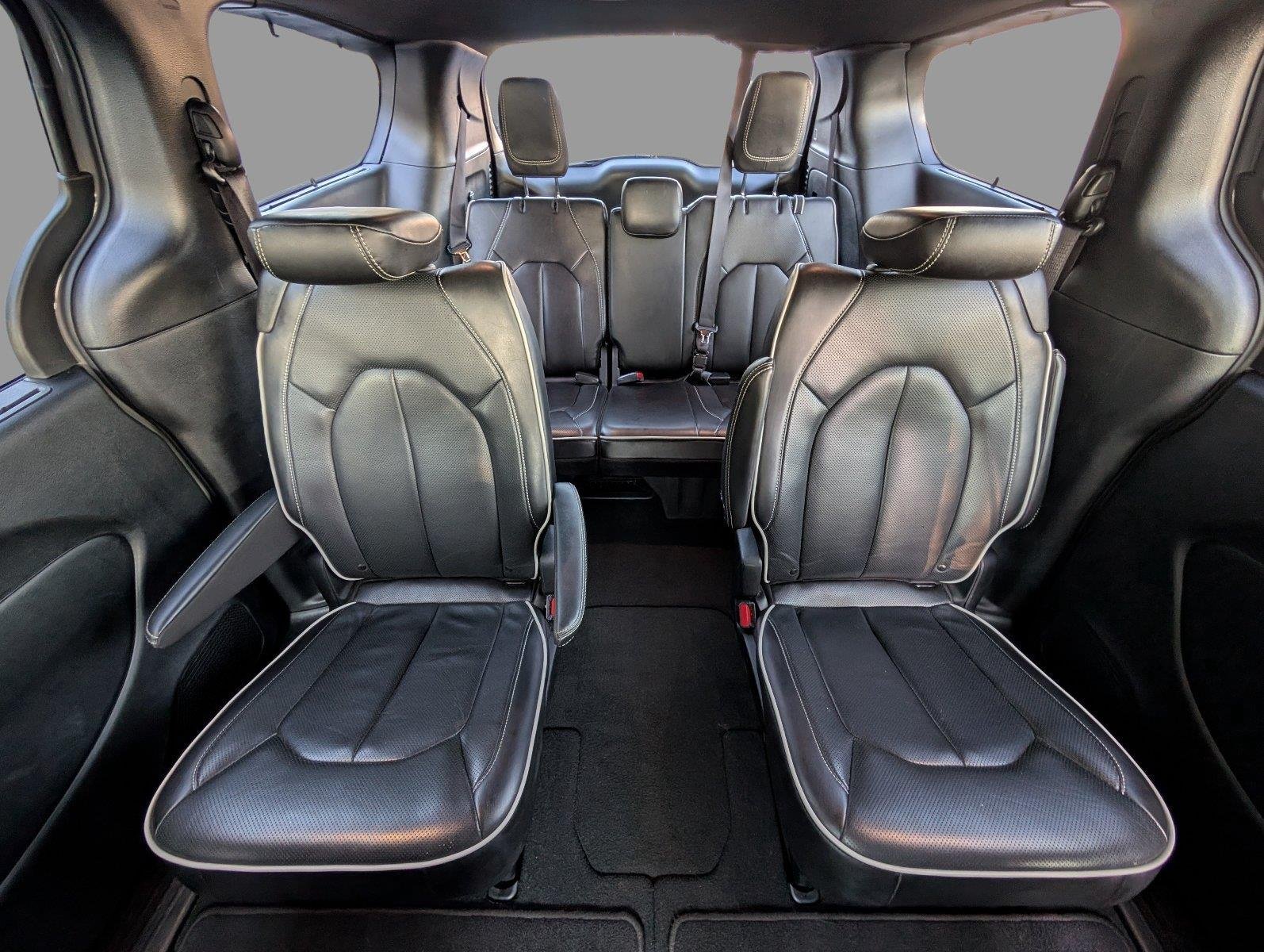 Used 2025 Ceramic Gray Clearcoat Chrysler Limited image 30