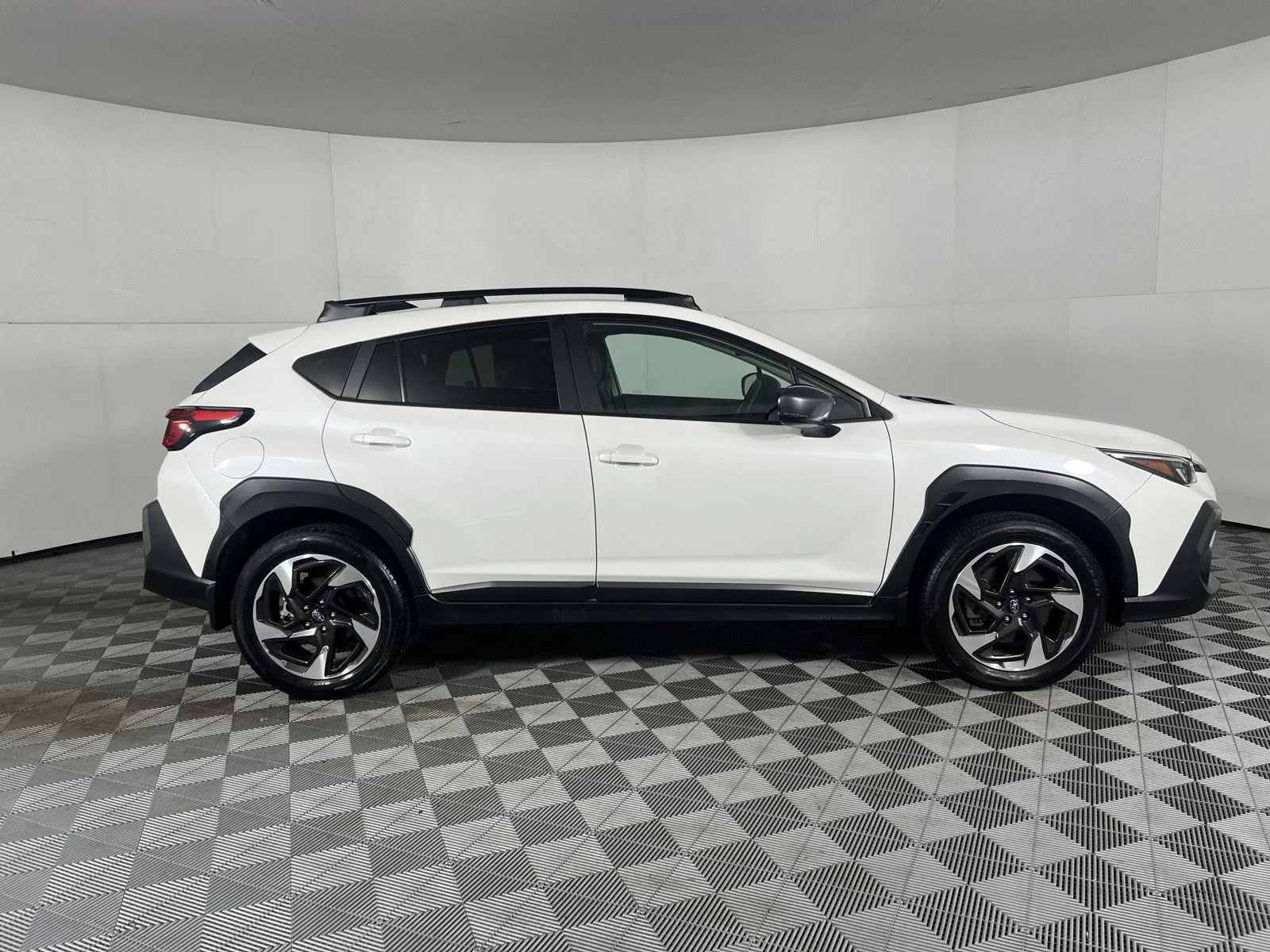 Used 2024 Wh Subaru Limited image 22