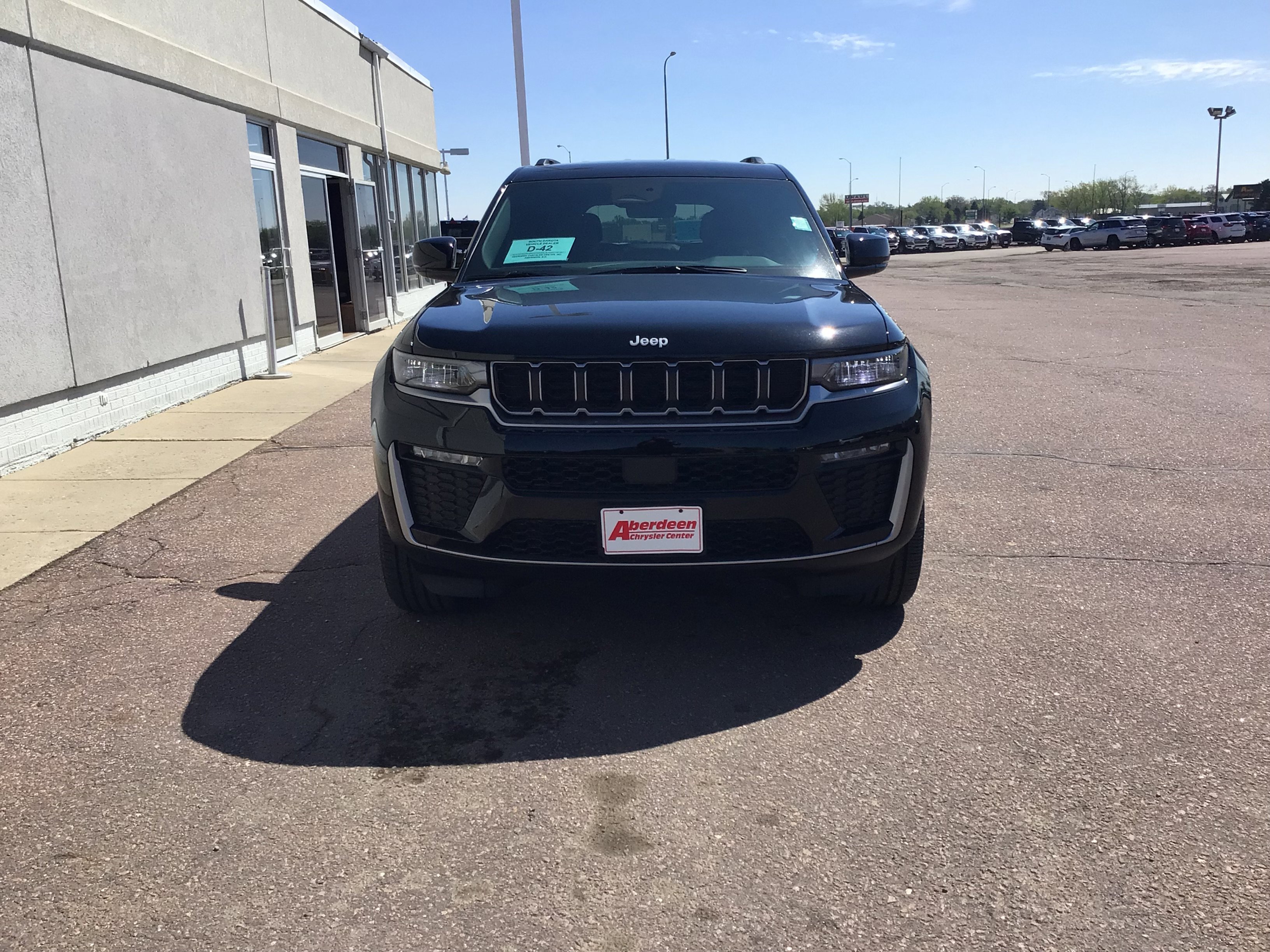 New 2026 Diamond Black Crystal Pearl-Coat Exterior Paint Jeep Limited image 3
