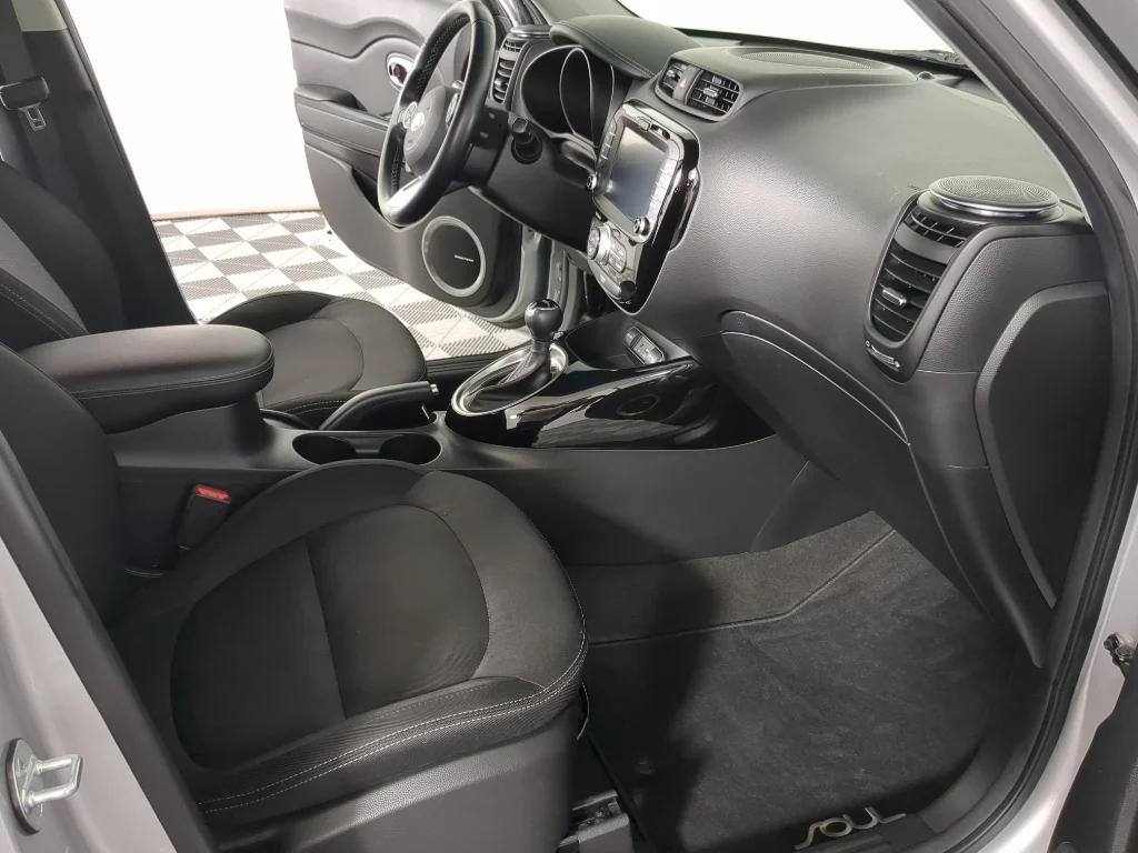 Used 2018 Silver Kia + image 16