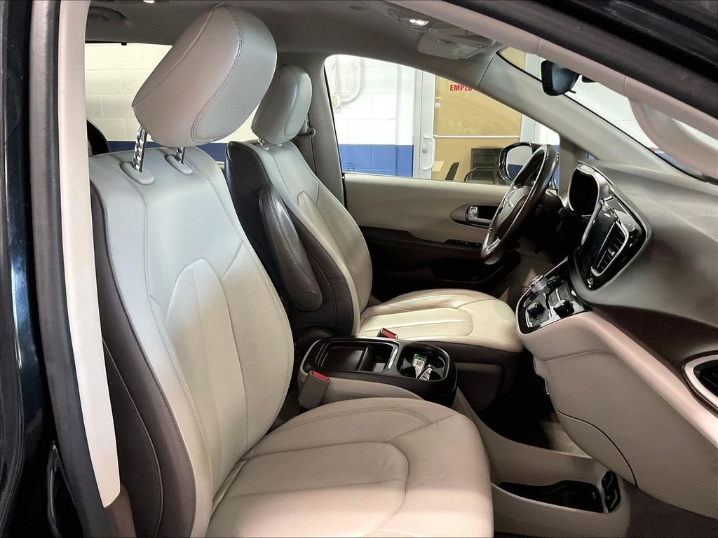 Used 2017 Black Chrysler Touring L image 11