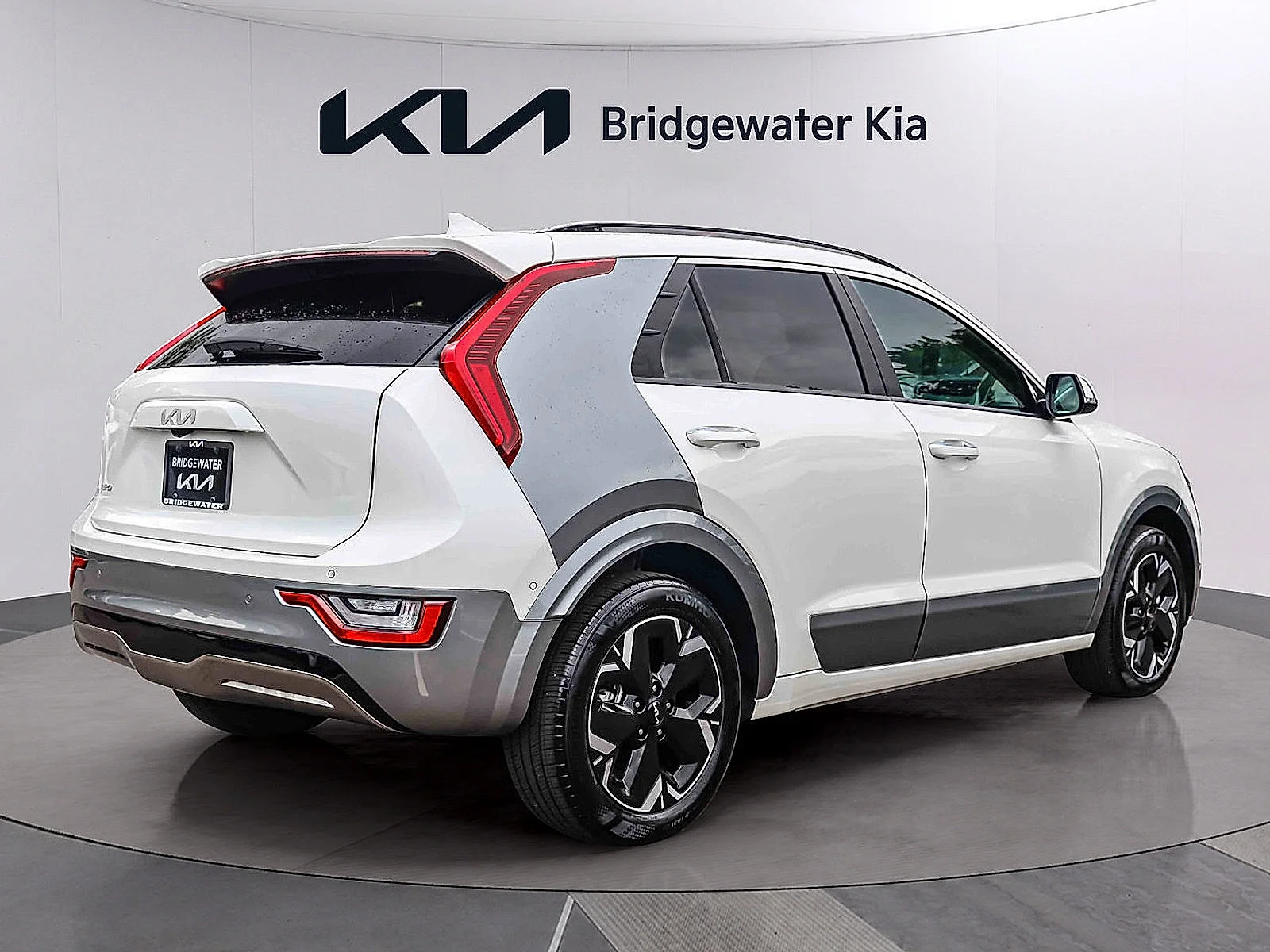 Certified Used 2025 Snow White Pearl Kia Wave image 6
