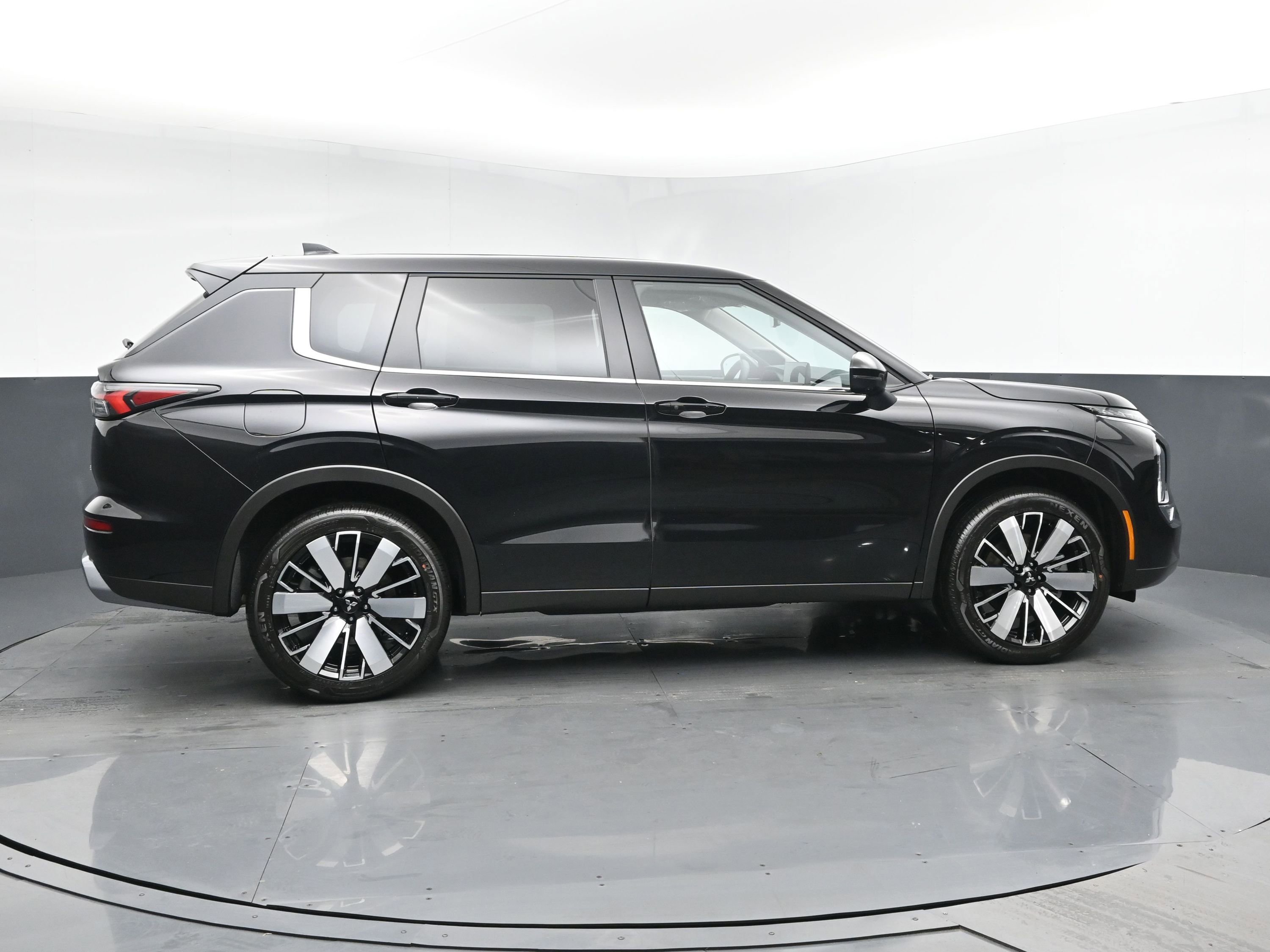 New 2026 Black Diamond Mitsubishi LE image 3