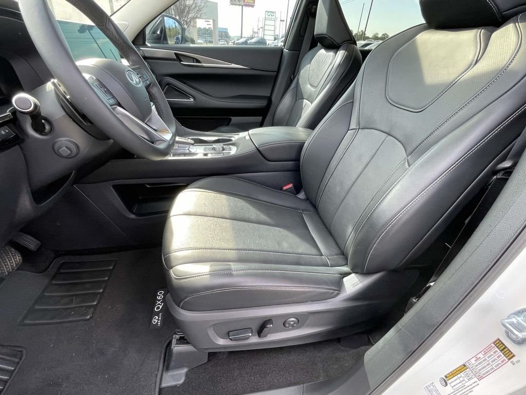 Used 2025 White INFINITI LUXE image 13