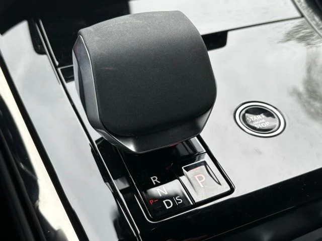 Certified Used 2025 White Land Rover Dynamic SE image 29