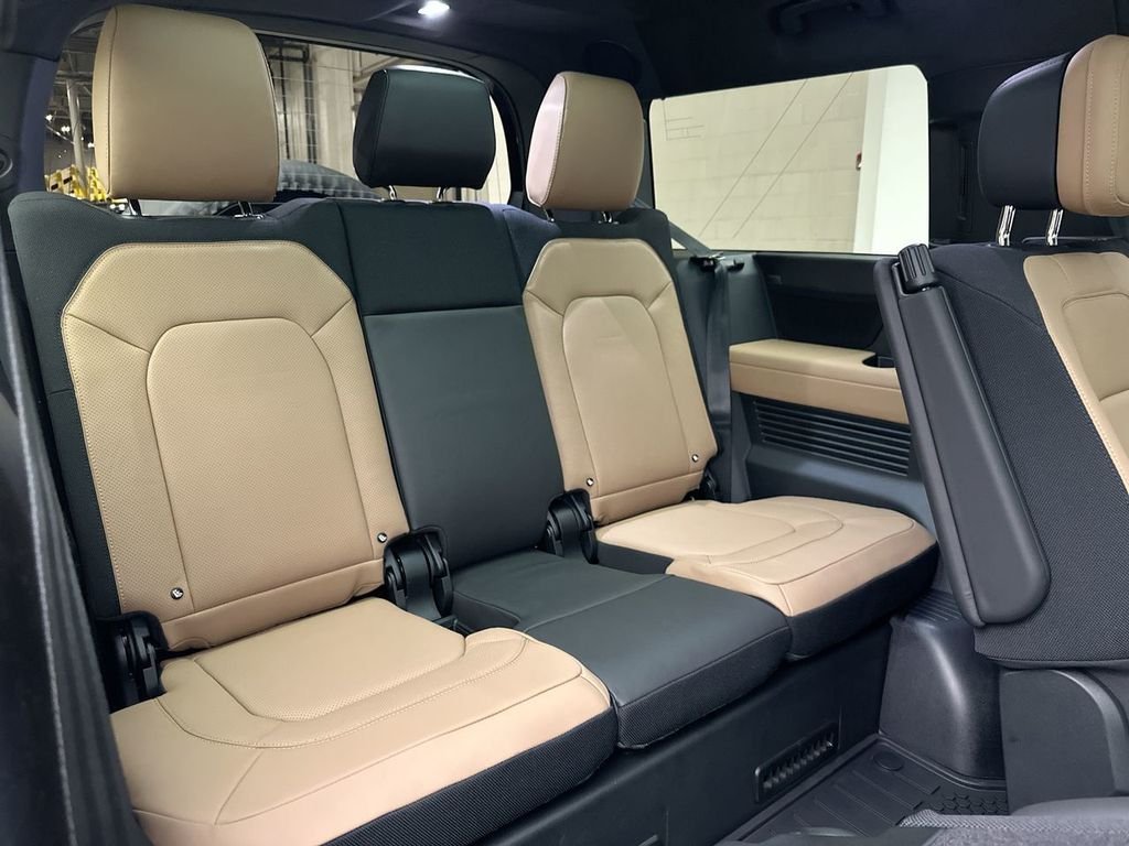 New 2026 Santorini Black Land Rover V8 image 16