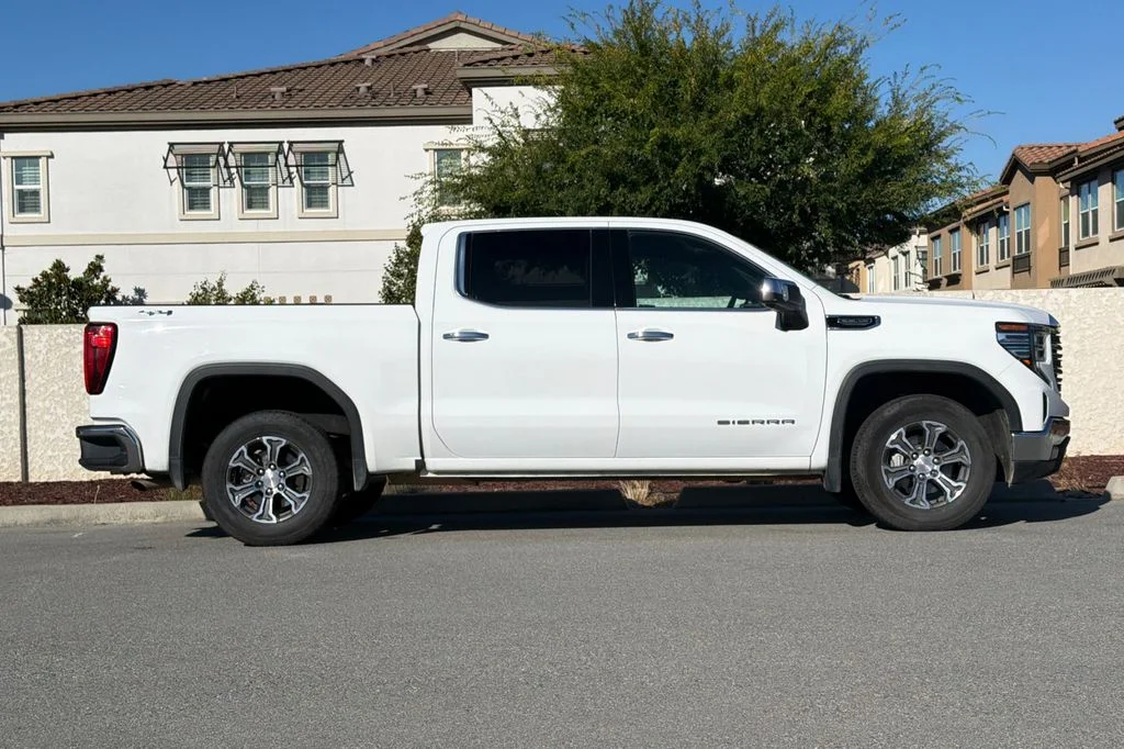 Used 2025 Summit White GMC SLT image 3
