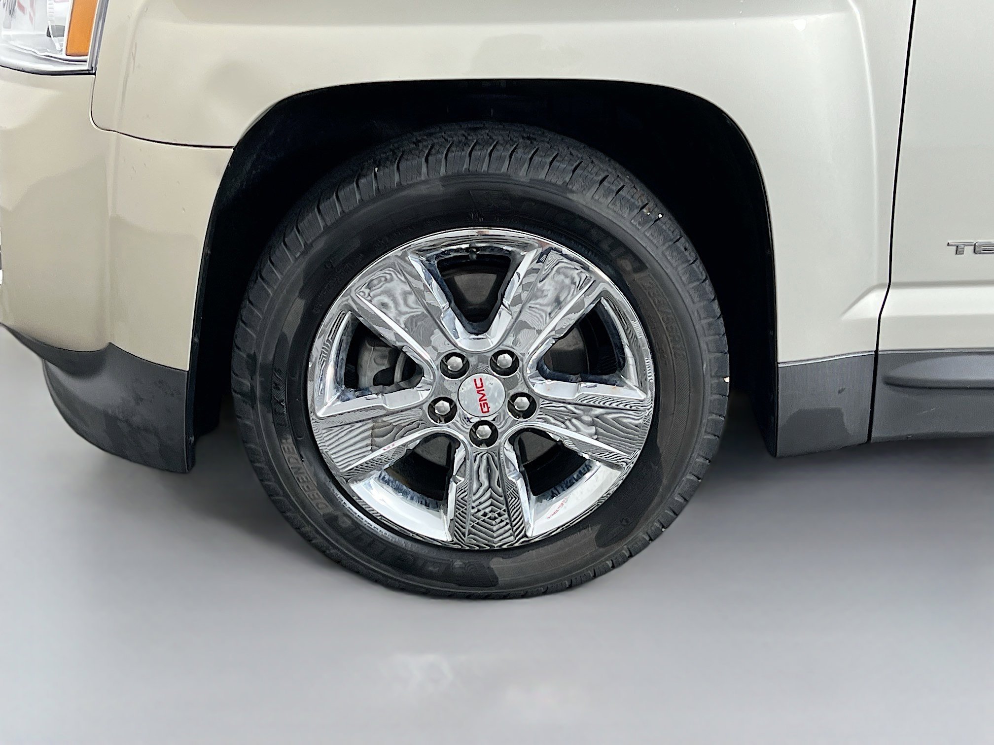 Used 2015 Champagne Silver Metallic GMC SLE image 10