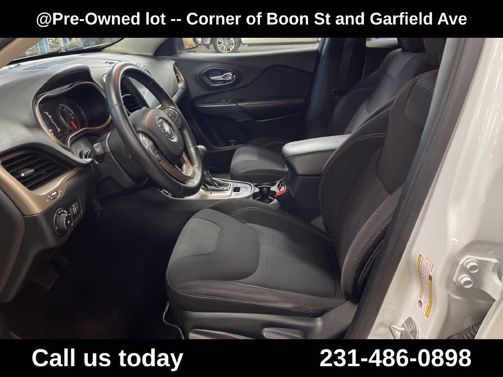 Used 2016  Jeep LATITUDE image 14