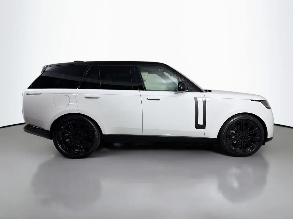 New 2026 Fuji White Land Rover SE image 4