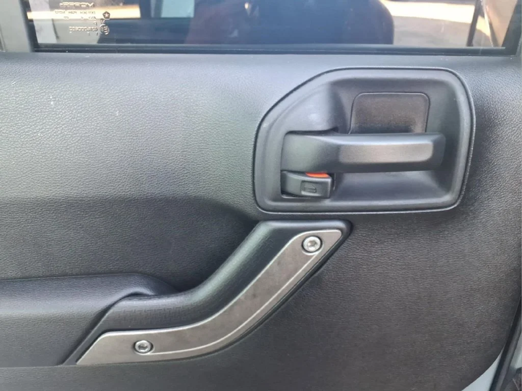Used 2015 Gray Jeep Unlimited Sport image 9
