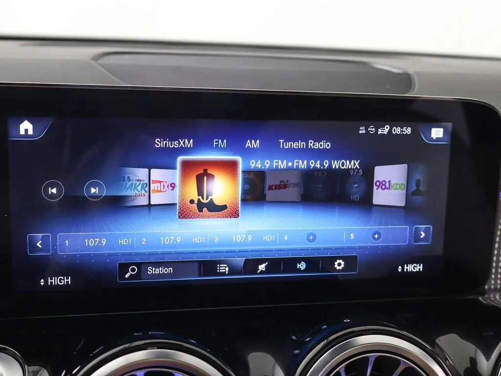 Used 2022 Polar White Mercedes-Benz GLB 250 image 47