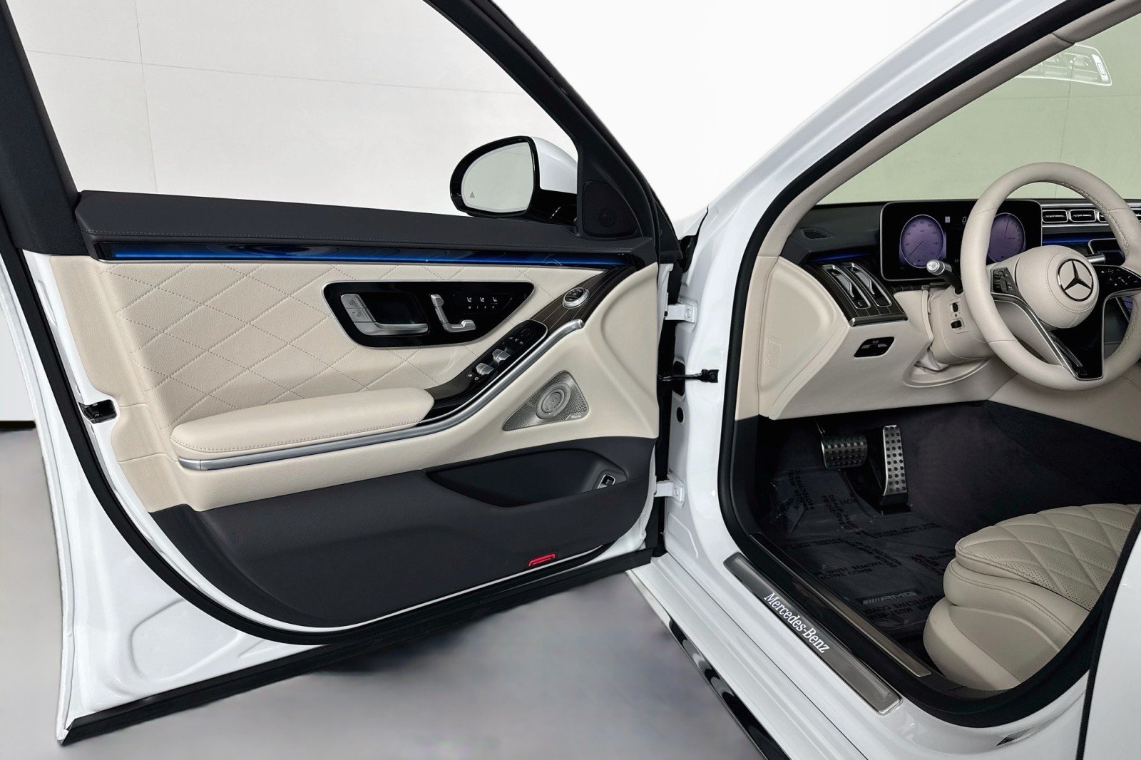 New 2026 MANUFAKTUR Moonlight White Metal Mercedes-Benz S 580e 4MATIC® Sedan image 21