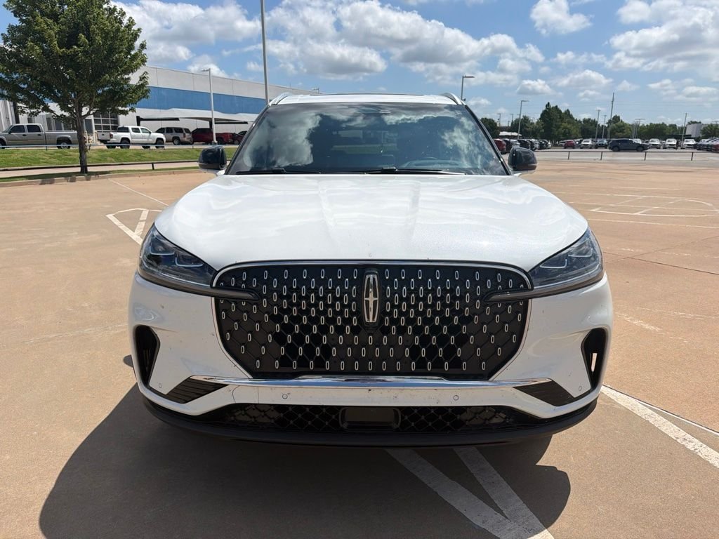 Used 2025 White Lincoln Reserve image 6