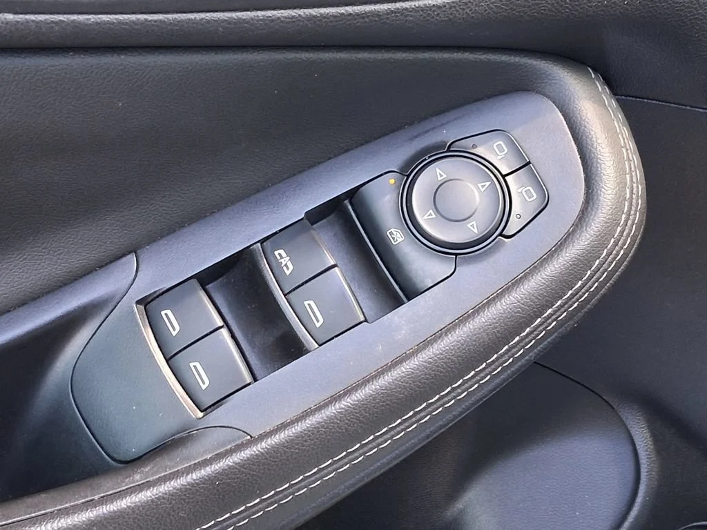 Used 2023 SUMMIT WHITE Buick Select image 16