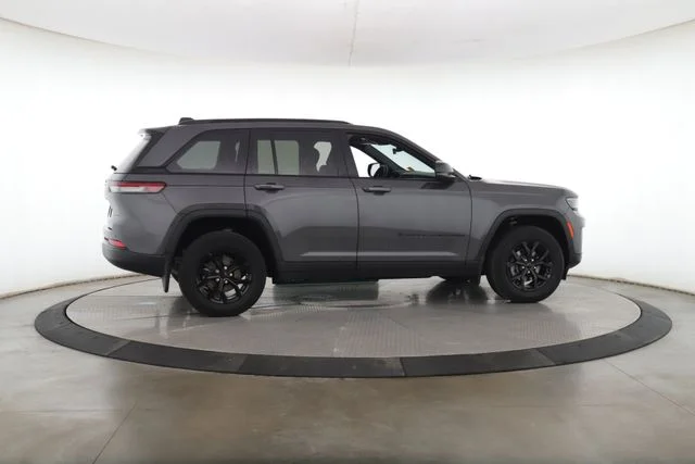 Used 2025 Gray Jeep Altitude image 6