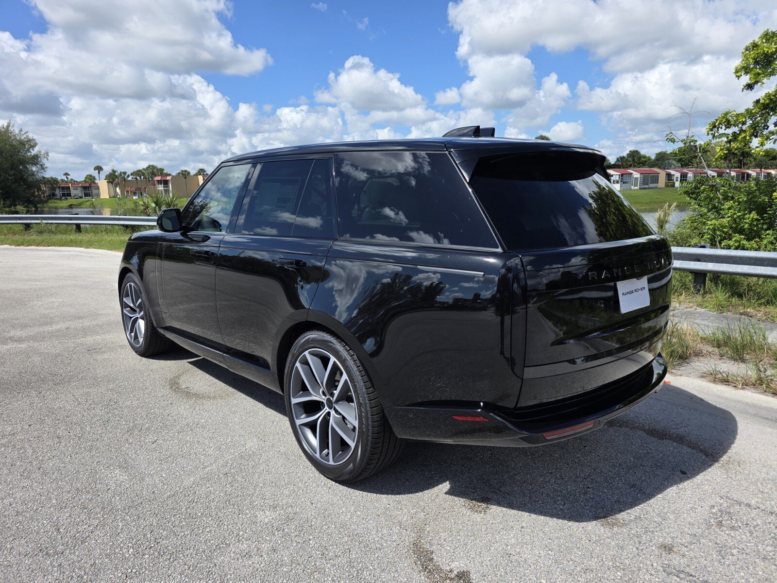 New 2026 Santorini Black Land Rover P400 SE image 2