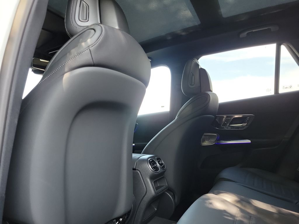 New 2027 MANUFAKTUR Moonlight White Metallic Mercedes-Benz GLC 300 image 11