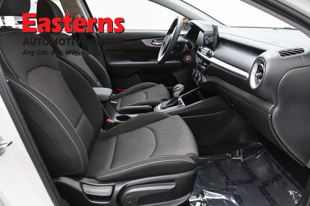 Used 2023 White Kia LXS image 24