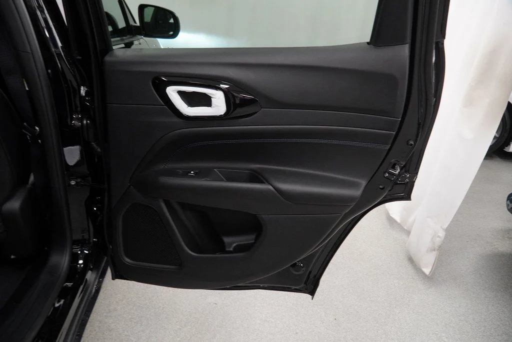 New 2026 Diamond Black Crystal Pearlcoat Jeep Latitude image 31