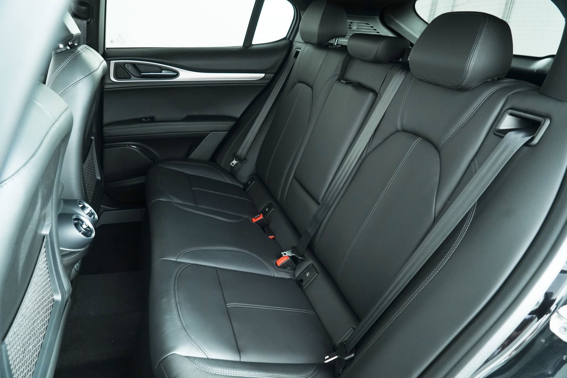 New 2025 Vulcano Black Metallic Exterior Paint Alfa Romeo Base image 21