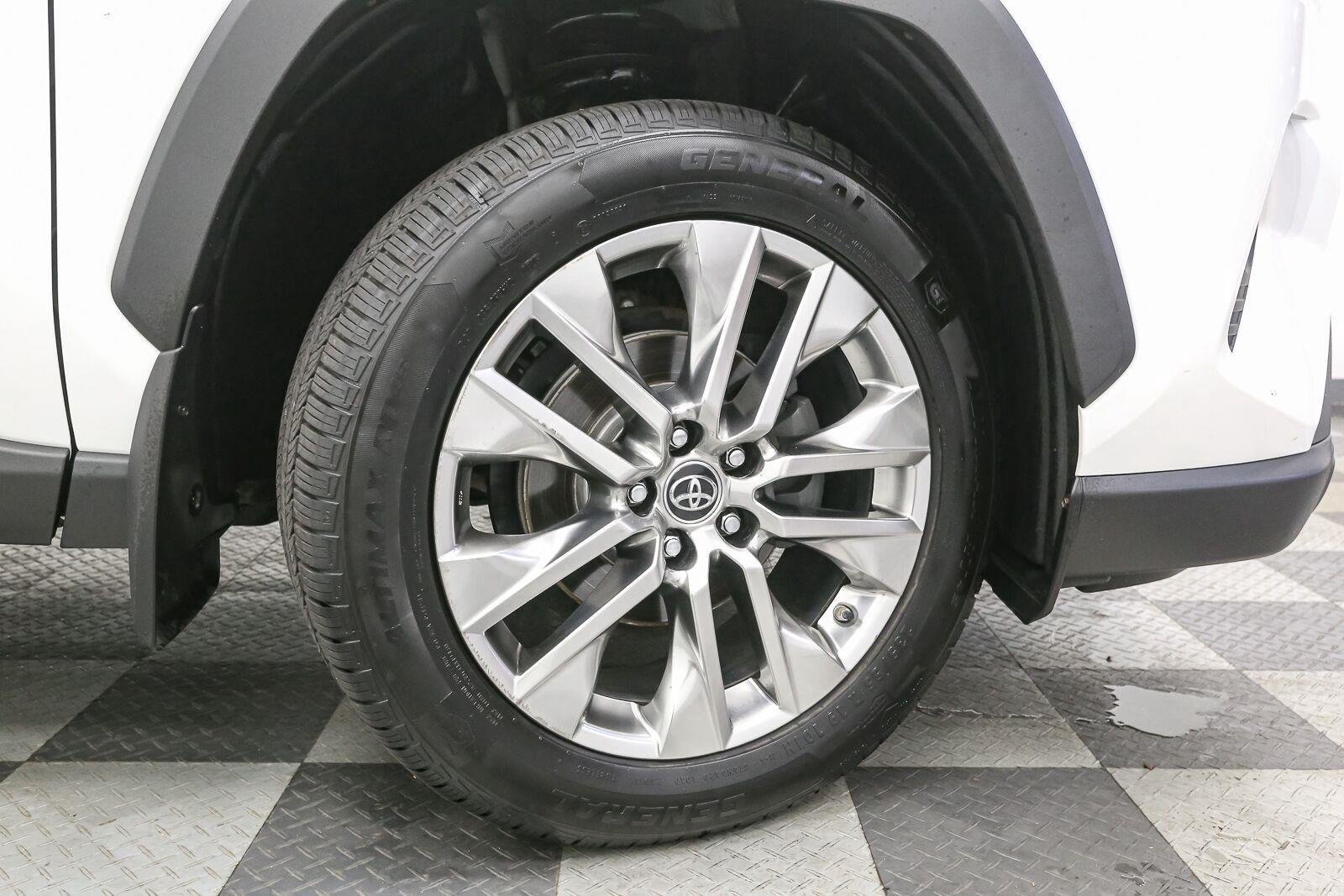Used 2019 Super White Toyota XLE Premium image 16