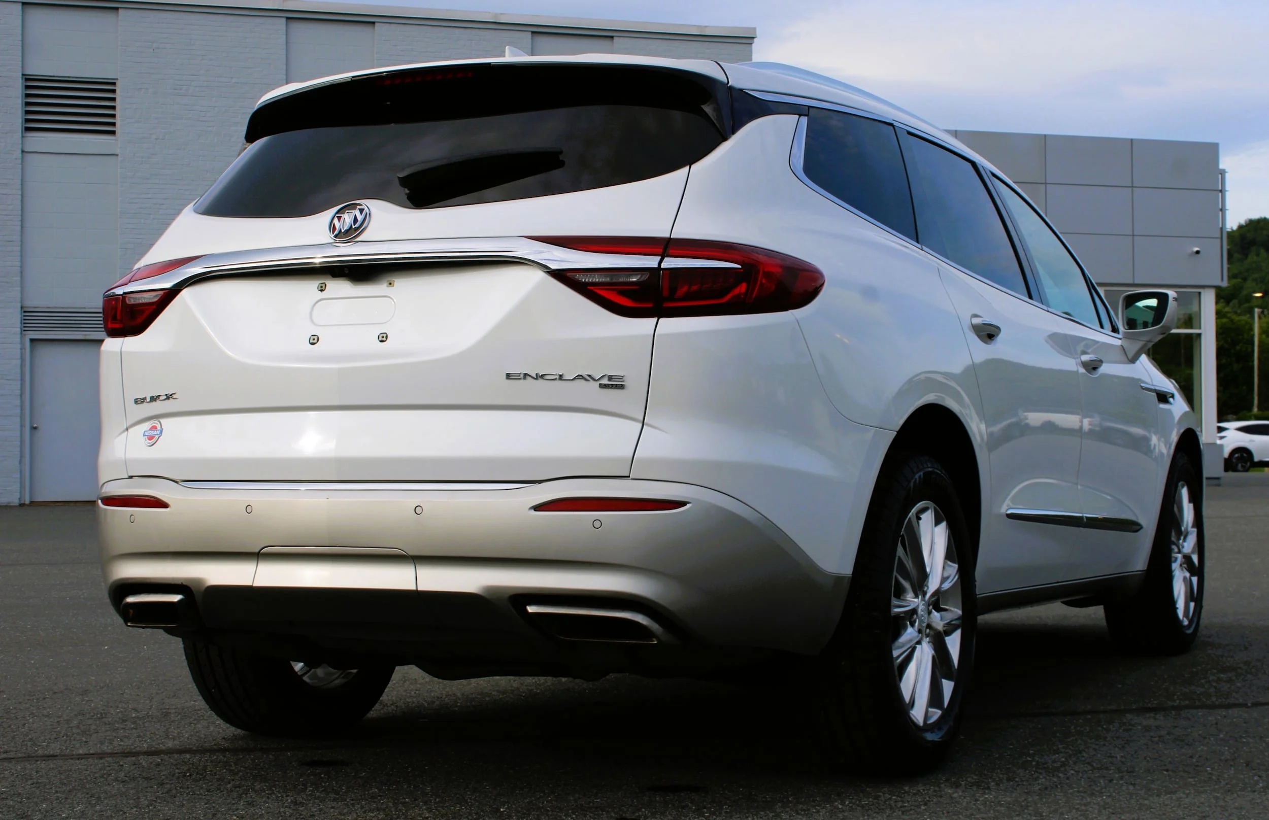 Used 2018 White Frost Tricoat Buick Premium image 7
