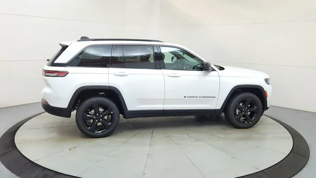 New 2026 Bright White Clear-Coat Exterior Paint Jeep Limited image 11
