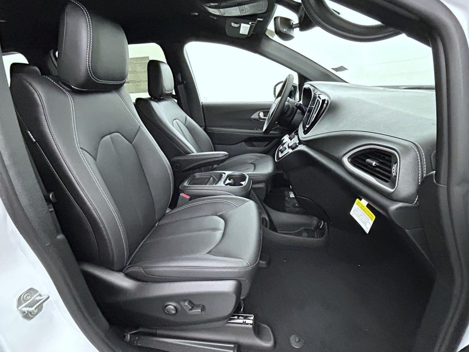 New 2027 Bright White Clear-Coat Exterior Paint Chrysler Select image 15
