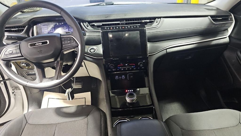 Used 2023 White Jeep Laredo image 7