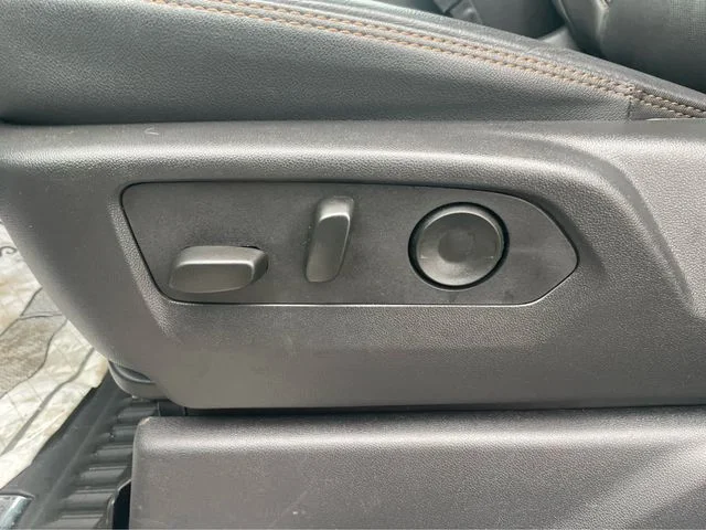 Used 2025 White GMC AT4 image 18